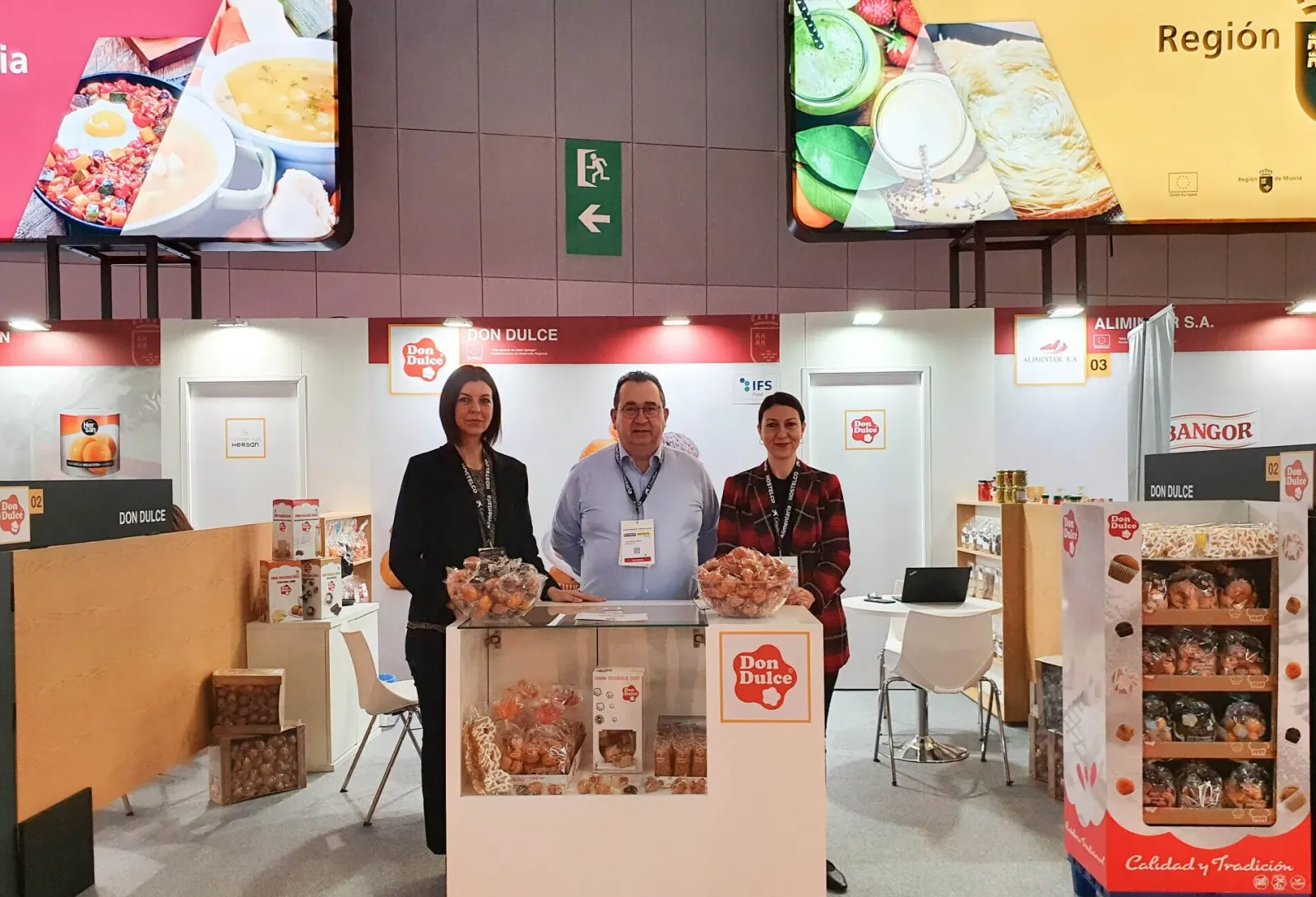 Equipo de Pasdulce en el stand de DonDulce en Alimentaria 2022